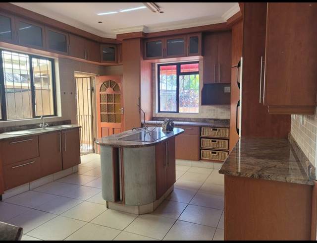 4 BEDROOM HOUSE FOR SALE IN MANABA BEACH